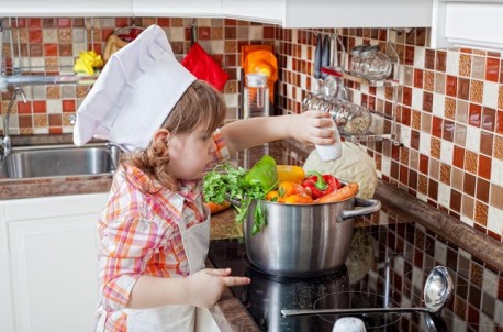 Djeca mogu pomagati u kuhinji